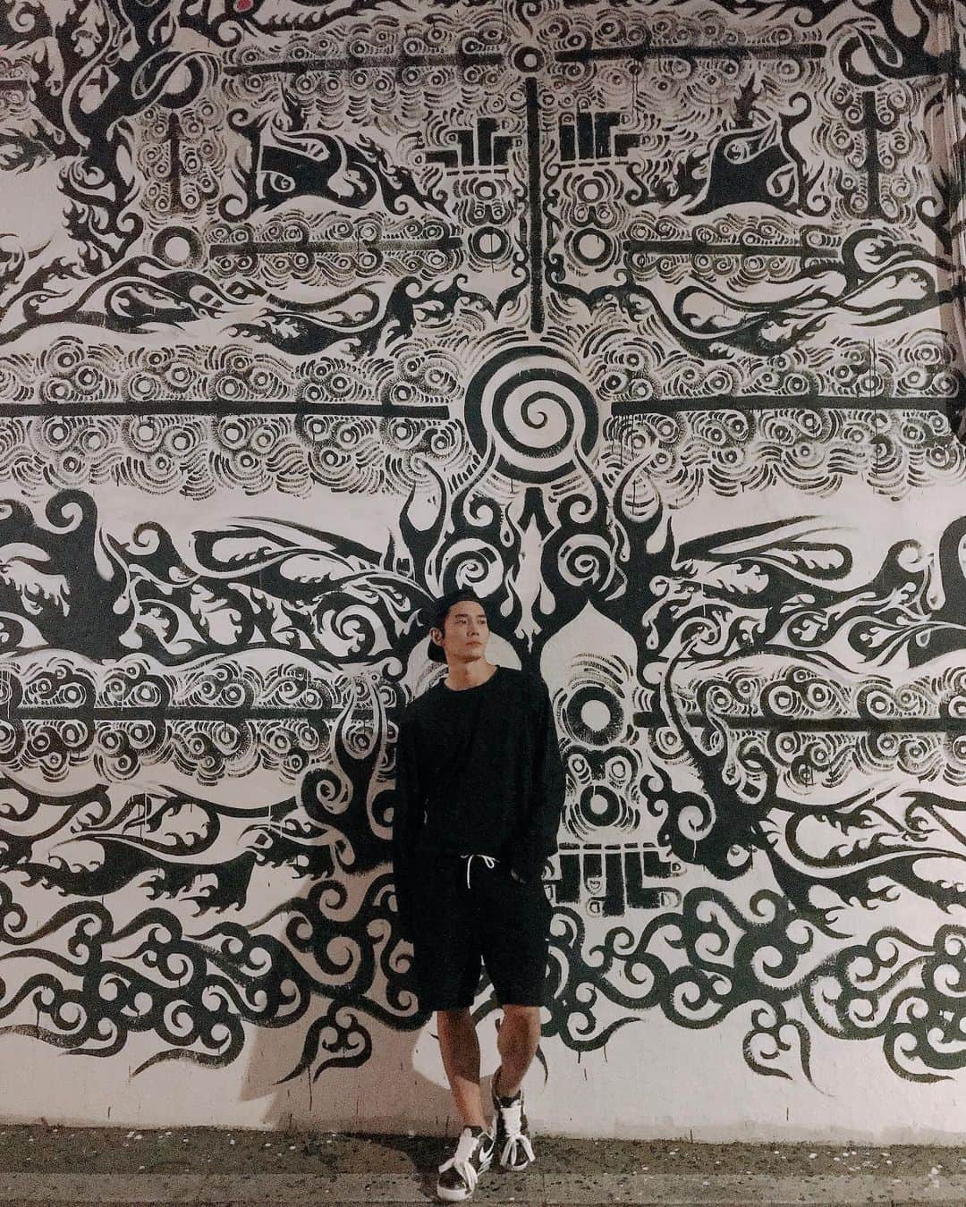 オン・ジュワンのインスタグラム：「벽화가 그려진 어느 골목~ 낼 쉬는 분들은 푹쉬고~ 출근하는 분들은 화이팅 하시고~ 건강한 월요일 되길🙏」