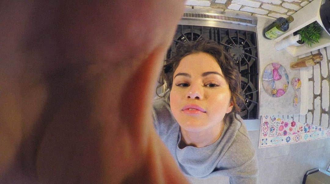 Always With Selenaのインスタグラム：「hello i miss Selena ☹️」