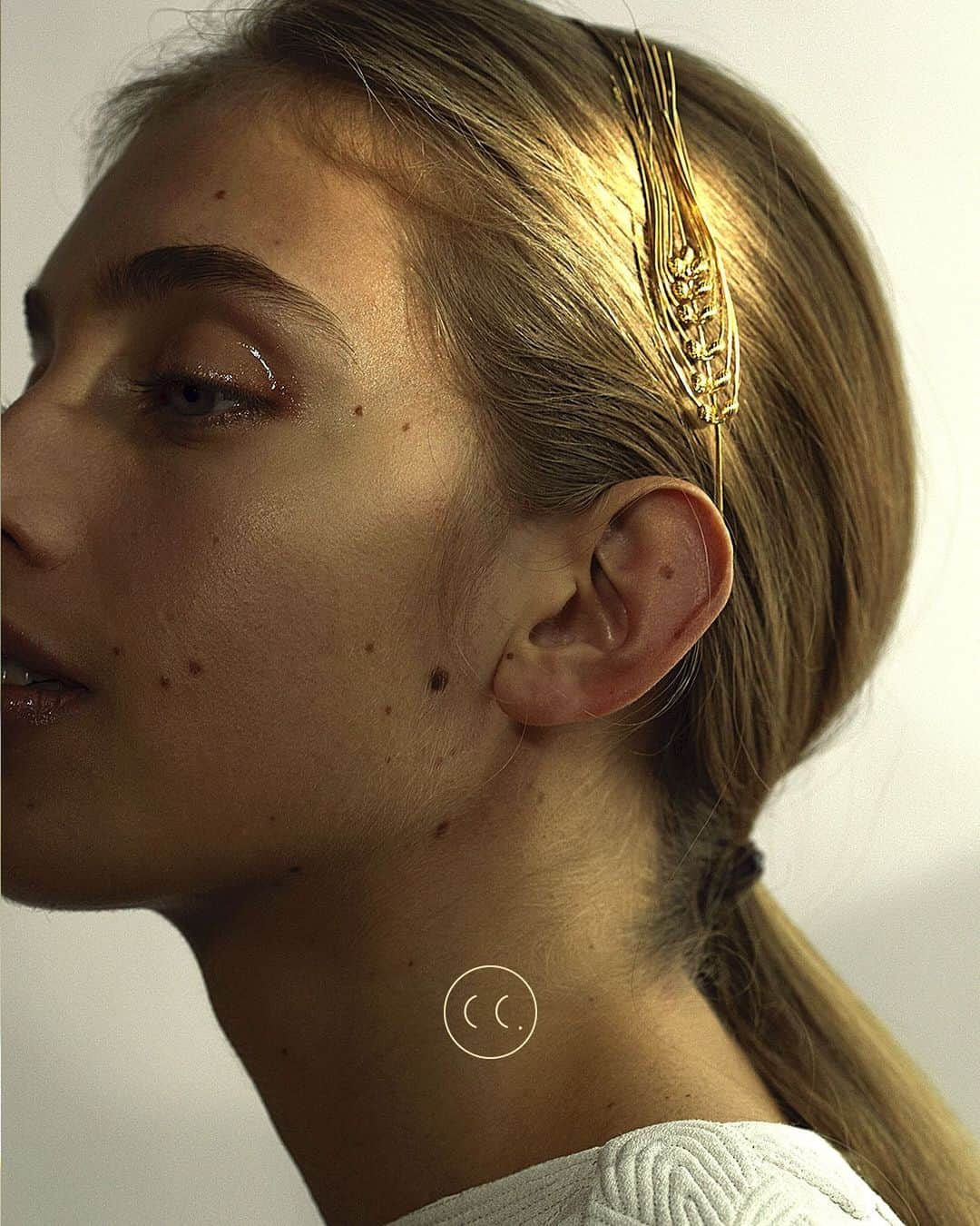 セシルボッカラさんのインスタグラム写真 - (セシルボッカラInstagram)「EPI ⁣— Couronne & Tour de cou.    Crown with precious ears of wheat. Original composition with a refined, elegant and slender line.    ⁣—     Jewelry Haute Couture by CC. Paris.  8, Passage du Grand Cerf. ⁣⁣⁣⁣⁣⁣    ⁣⁣⁣⁣⁣    ⁣⁣    ⁣⁣    Merci à la photographe Kseniia Neupokoieva @ksuxaneu  #ONEbyCC #september20 #rentrée2020 #ONEbyCC #eshop #boutiqueenligne #couturefashion #couturedesigner #Paris #passagedugrandcerf #fashionaccessories #bouclesdoreilles #bouclesdoreillesplaqueor #jewelry #jewelrycouture #wedding #mariageaparis #cecileboccaraheadpiece #coiffuremariage #parisbijoux #parismariage #handmade #madeinfrance #ccmoi #premiereclasseparis #parisfashionweek」8月17日 1時19分 - cecileboccara