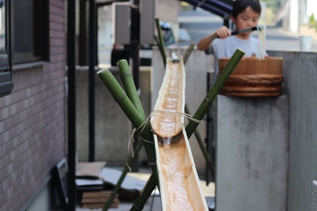 高井直子さんのインスタグラム写真 - (高井直子Instagram)「🥢 竹を山に取りに行き サンディングをかけて 傾斜を測ってセッティングした 本気の流しそうめんに挑戦🦖 @riversidetaka.shimo  この人なしじゃもうBBQ出来ない。 しも、ありがとう！ #BBQ #流しそうめん」8月17日 1時19分 - naokotakai