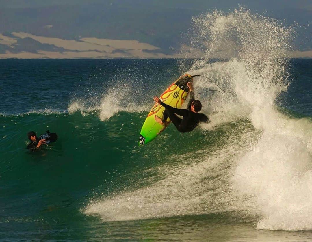ジョーディ・スミスのインスタグラム：「Afternoon delight with @gumboot.camera shooting in the water and his son @jessemoulang (10 years old) took this shot from land. Awesome moment 🤙🏼 @smthshapes 🟩🟨🔥」