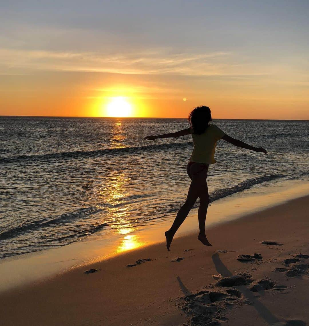 Camila Queirozさんのインスタグラム写真 - (Camila QueirozInstagram)「Um pouco de sol  para esse Domingo cinza com chuva ☀️✨🌻」8月17日 1時22分 - camilaqueiroz