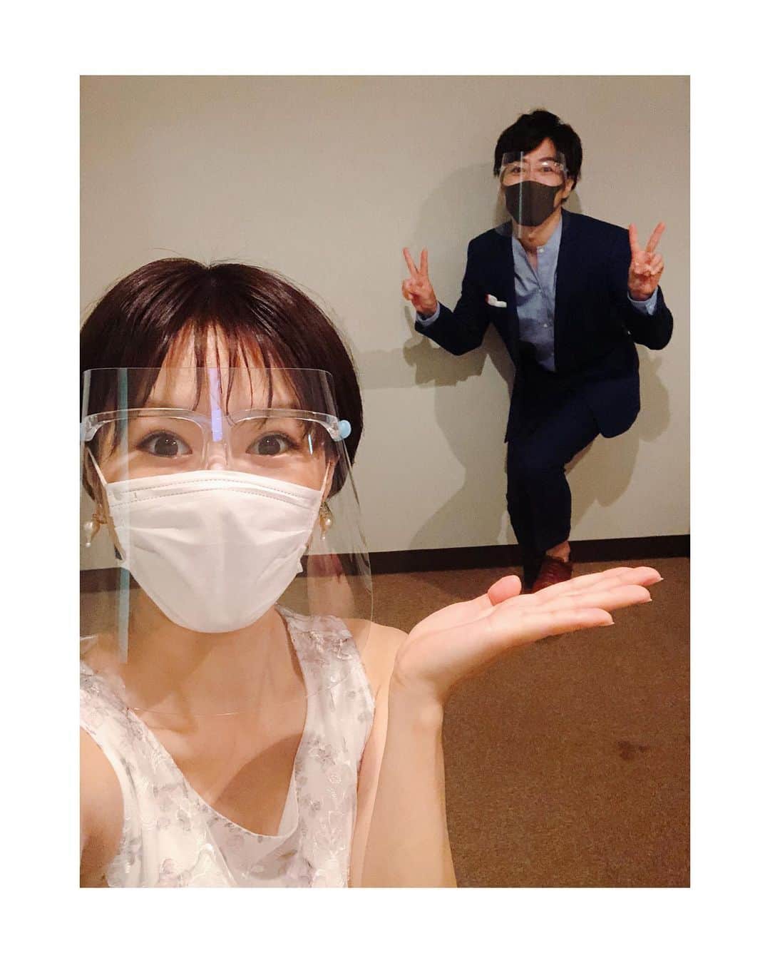 昆夏美のインスタグラム：「. #デジタル本多劇場 2日間6公演を無事に終えることができました。 よかった！ 今回は無観客で生配信という形でしたが こうやって板の上で お芝居ができるということの 楽しさとありがたみを 改めて感じた2日間でした。 お楽しみいただけていたら嬉しいです。 . 相手役のりょーちゃんこと #村井良大 さん。 アダムスファミリーぶりの共演でした。 また一緒にお芝居できて本当楽しかったー！ アダムス同様今回も罵りまくりました笑 また違う形で共演ができたら嬉しいよね^_^ . どのチームの皆さんもお芝居が素敵すぎて 憧れと刺激と意欲が湧きました。 もっと学びたいぞー💪🏻 . コロナ禍での上演。 全関係者の皆様の力で成り立ちました。 ありがとうございます。 私たちは板の上で お客様にエンターテインメントをお届けする。 これが私たちの使命だと感じました。 大袈裟な言い方かもしれませんが。 この先もこの情熱だけは消さずに 皆さんと繋がることのできるよう 進んでいきたいです。 . りょーちゃんと 有働監督と遠藤さんと幸田さんと 記念撮影できました^_^ 後ろでもう何がしたかったのか わからないほどブレてる私を 笑顔で見守ってくれる そんな優しいりょーちゃんです笑 対比がいいよね笑」