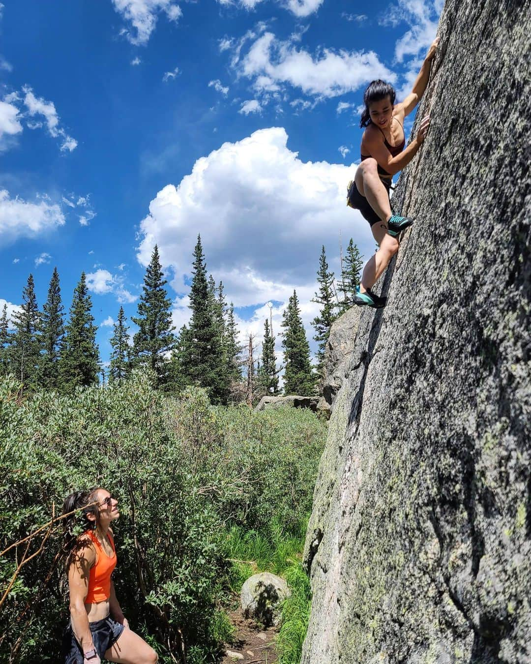 ニーナ・ウィリアムズさんのインスタグラム写真 - (ニーナ・ウィリアムズInstagram)「Besties always got your ba- hey! Where you going @alex_puccio89 ?? 😂😘 @scarpana ftw 😌 Tag your best spotter 😜 . @robinoleary 📸 #climbing #bouldering #scarpa @organicclimbing @thenorthface」8月17日 1時50分 - sheneenagins