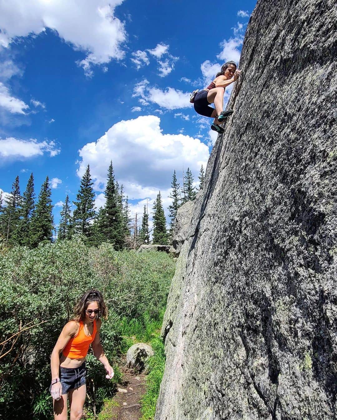ニーナ・ウィリアムズさんのインスタグラム写真 - (ニーナ・ウィリアムズInstagram)「Besties always got your ba- hey! Where you going @alex_puccio89 ?? 😂😘 @scarpana ftw 😌 Tag your best spotter 😜 . @robinoleary 📸 #climbing #bouldering #scarpa @organicclimbing @thenorthface」8月17日 1時50分 - sheneenagins