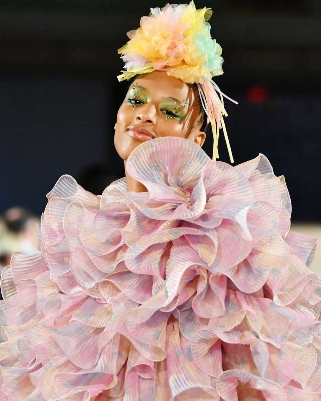 Fashion Weekのインスタグラム：「Sweeter than cotton candy 💗 Shown here, a look from @marcjacobs' September 2019 #NYFW show. Photo by @gettyimages」