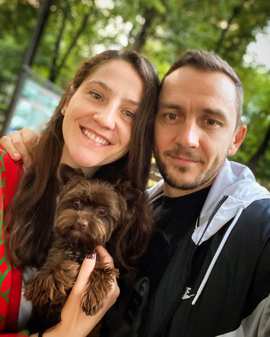 タチアナ・コシェレワのインスタグラム：「👩🏻+🧔🏻=❤️🐶 #Кузины」