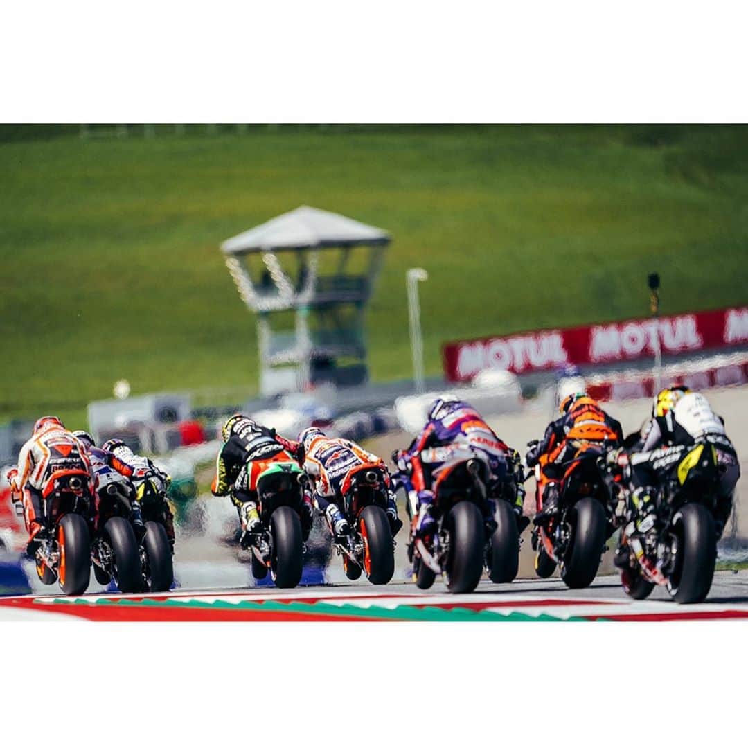 レプソル・ホンダのインスタグラム：「Charge of the Wheelie Brigade 🐎」