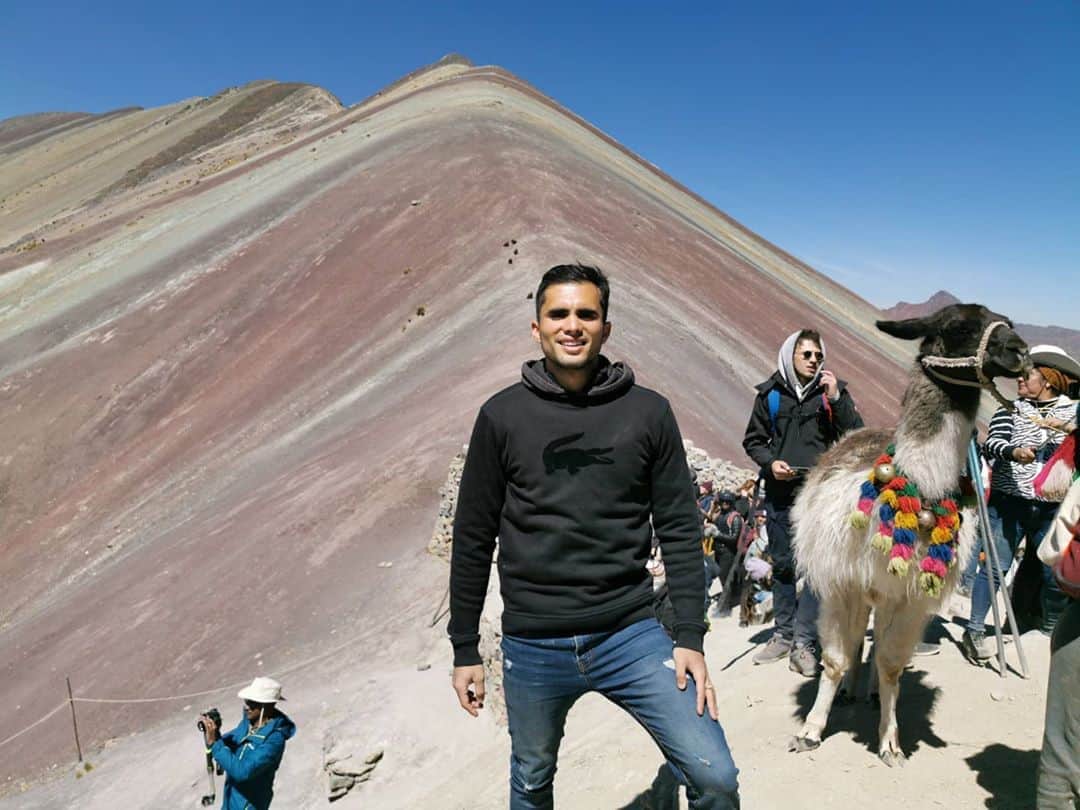 イヴァン・ガルシアのインスタグラム：「Una locura poder llegar a tomarme esta foto, realmente un reto muy complicado 🤣, pero valió la pena todo lo sufrido para llegar a la cima💪🏻. #montañadelos7colores ⛰️ #peru」