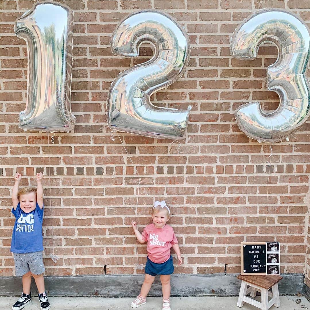 カーリー・パターソンのインスタグラム：「Caldwell party of 5 coming February 2021! We👏🏼Can’t👏🏼 Wait👏🏼! #3under3andahalf」