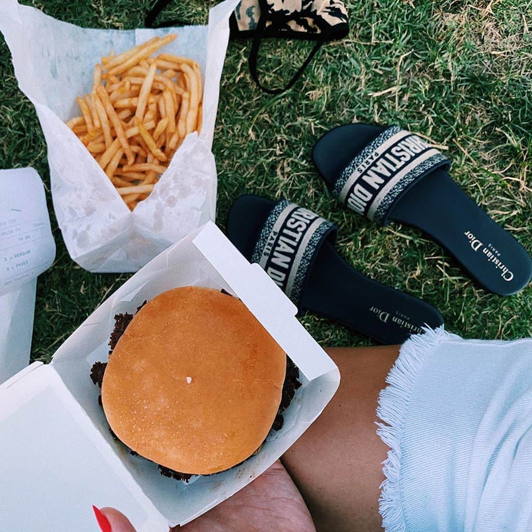 ローレン・ペルツのインスタグラム：「🍔」