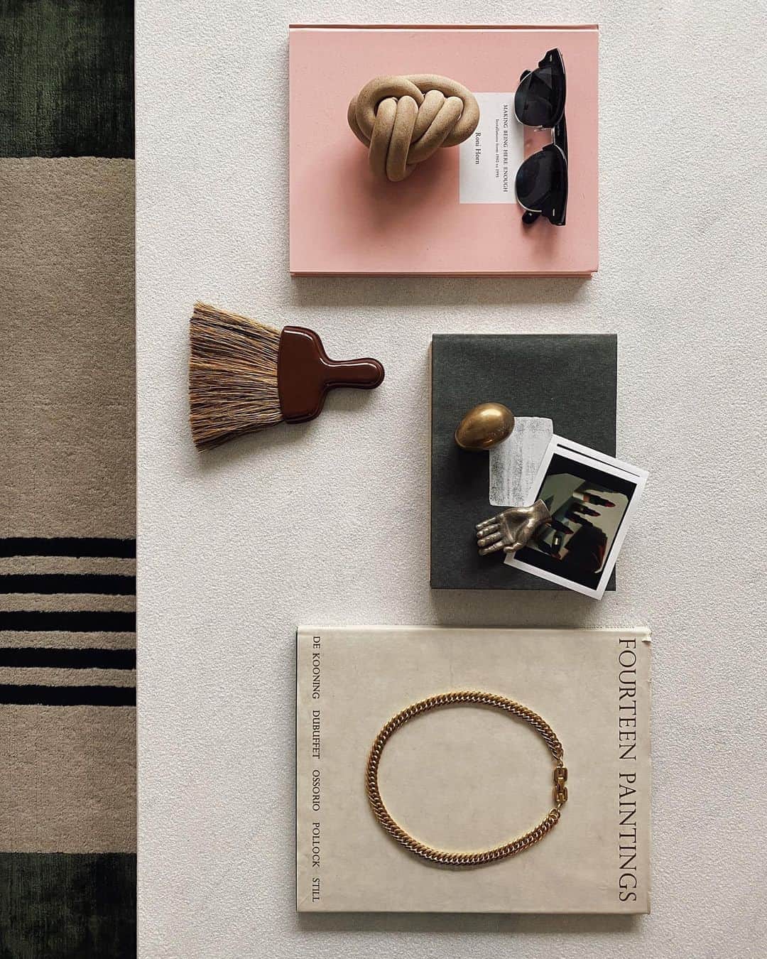 アリス・ガオのインスタグラム：「grey day coffee table still life」