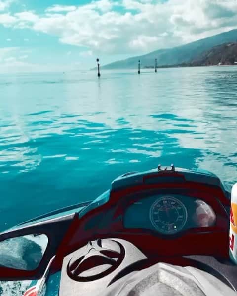 ミシェル・ボレーズのインスタグラム：「Sit back and relax . 🌴🌴🌴🌴🌴🌴 @vaimitibourez」
