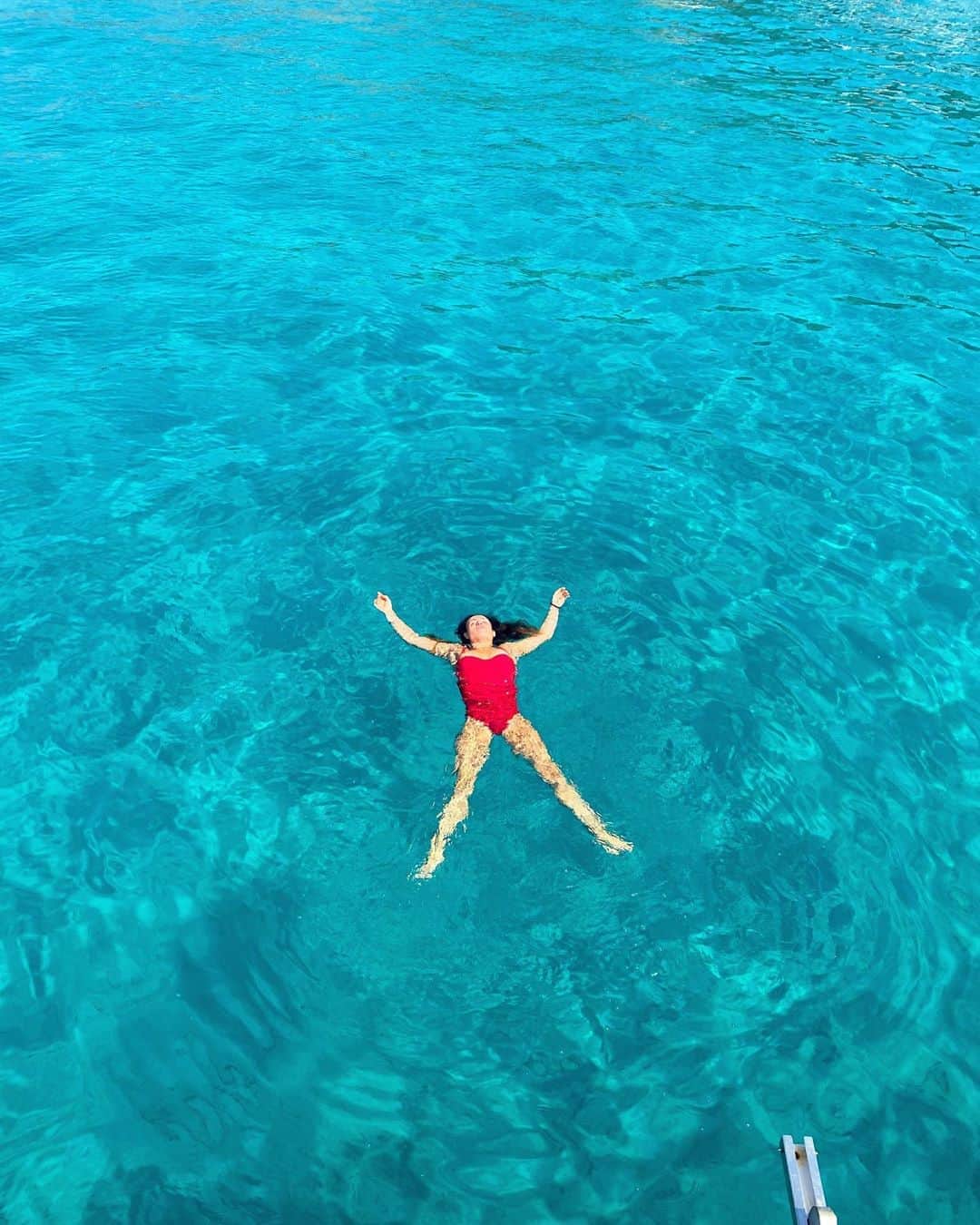バネッサ・フェラーリのインスタグラム：「Hey tu,👇 lavora sodo e diventerai una stella!🌟 ...Ehm marina va bene ugualmente? 😅 E niente domani torno in palestra!😯  Avete passato bene il Ferragosto?💋 #paradise #vanessaferrari #sardegna #italy #summer #vibes」