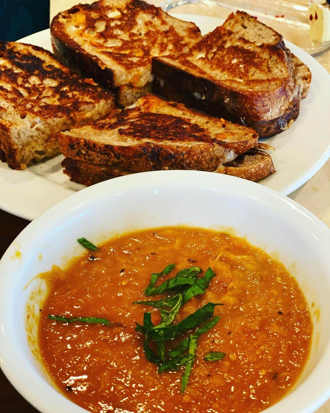 ザックポーゼンさんのインスタグラム写真 - (ザックポーゼンInstagram)「Rustic creamy #tomatosoup and #grilledcheese type of day! #cookingwithzac with @bella_hatkoff」8月17日 2時55分 - zacposen