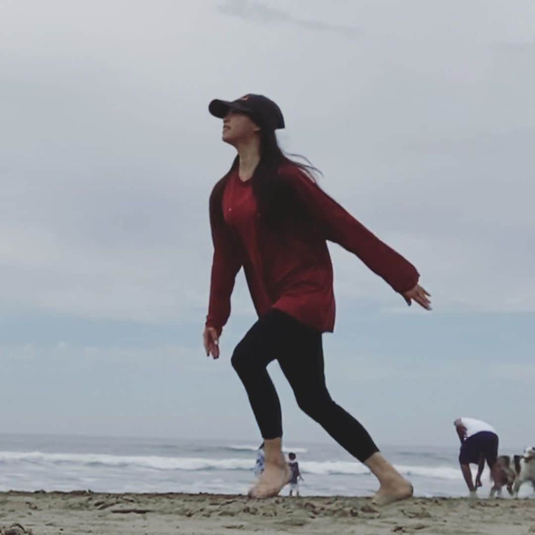 倉永美沙さんのインスタグラム写真 - (倉永美沙Instagram)「Cooling my feet in the ocean after running for an hour without stopping today! As a ballet dancer I have to be very careful running and I never trained for it so I’m super slow like a turtle 🐢 But I’m very happy I didn’t give up or stop today ✊🏻 Turtle can succeed too 😉  I remember I was the slowest to run in my high school class (everyone was Olympic level athletes😎) so my best friend who was a synchronized swimmer and I practice running on our off time to catch up to everyone 🏃🏻‍♀️ I’m still slow but I can run longer now! 今日は１時間走った後に冷たい海の水でアイシング。バレエダンサーは走るのはすごい気をつけなければいけないので私は走るのが亀みたいに遅いです。四天王高校時代にクラスメイトがみんなトップアスリートでジョギングについていけず、親友 @neconecosun と一緒に練習のために境内を走ったのが懐かしい😊　今でもスピードは変わりませんが長くは走れるようになったかな👍　#shelterinplace  #ballet #ballerina #ballerinalife #happy #happiness #dance #art #幸せ #バレエ #バレリーナ #rehearsal #work #season #covid_19 #shelterinnplacelife #サンフランシスコ　#屋内避難生活　#class #run #memory #socialdistance #ocean」8月17日 8時31分 - misakuranaga