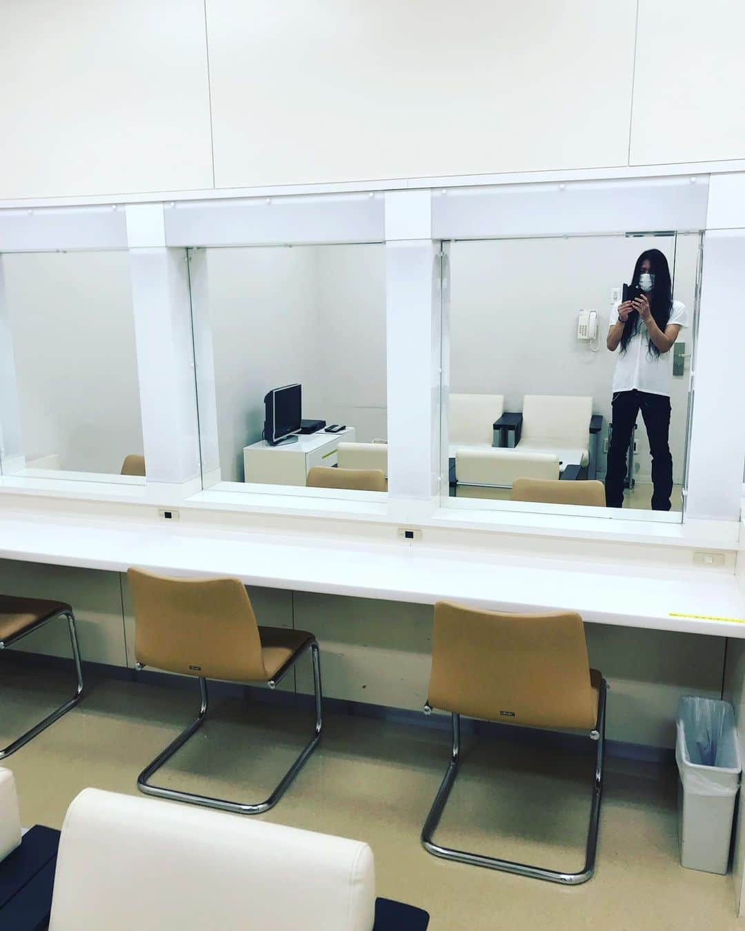 宮島三郎さんのインスタグラム写真 - (宮島三郎Instagram)「本日はドラマの撮影でごあす。 こないなわいにビック控え室、嬉しくて部屋中歩き回ると汗が出る。 そんな時はおファンの方から頂いたこれがあればばっちりです。 いてきま！」8月17日 8時24分 - saburo0804