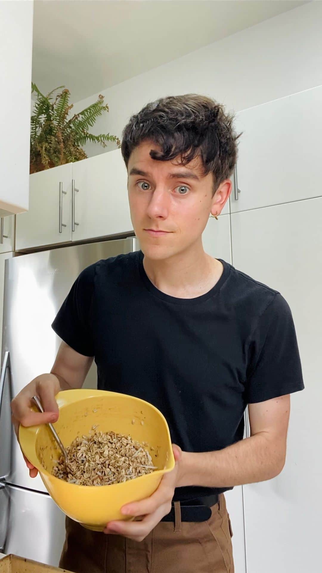 コナー・フランタのインスタグラム：「happy weekend! i decided to make some easy, homemade (not boring) granola and it was one heck of a pleasant time 🙇🏻‍♂️」