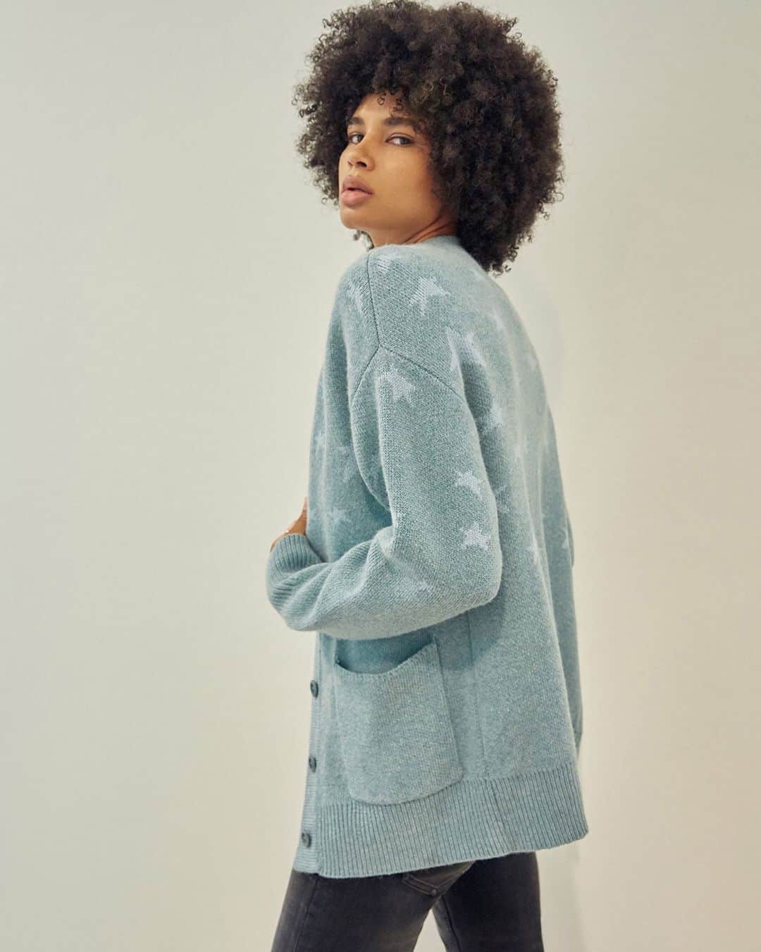 カレントエリオットのインスタグラム：「oversized and cozy in a calming hue, the dark star cardigan is the perfect layer for breezy days and chilly nights⭐️」