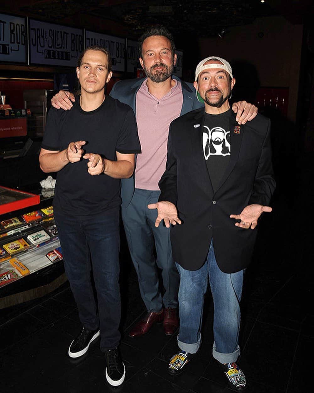 ケヴィン・スミスのインスタグラム：「HAPPY BIRTHDAY, BATMAN! @benaffleck afforded me the only comparison I’ve ever had to Scorsese in my career - inasmuch as he was once as associated with me as an actor as Robert DeNiro was associated with Marty, so frequently had we worked together. And while the flicks I cast Ben in weren’t nearly as Oscar-worthy, those films are still the story of my life. And I can’t tell that story without whole chapters devoted to one of my favorite collaborators of all time. So all Stan a fashionable male who chased Amy before battling the forces of Heaven and Hell to strike back and portray a Dad to a Jersey girl and a friend to clerks too. Then, after a decade in darkness for our team-ups (during which time my man was gone, girl, winning Oscar gold and saving Gotham City) we got to reboot our friendship while shooting one of the finest scenes with which I’ll ever be associated. Meeting this champion back in 1995 was one of the best things that ever happened to me, personally and professionally. I love you, Brother Ben! Thanks for coming to that Mallrats audition 25 years ago - because you’ve meant the world to me for half my life now. #KevinSmith #benaffleck #birthday #birthdayboy」