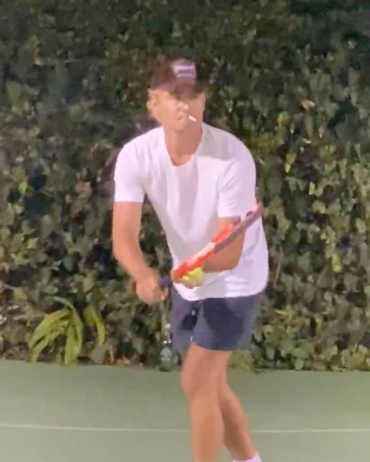 ブランドン・トーマス・リーのインスタグラム：「Cardio 🎾」