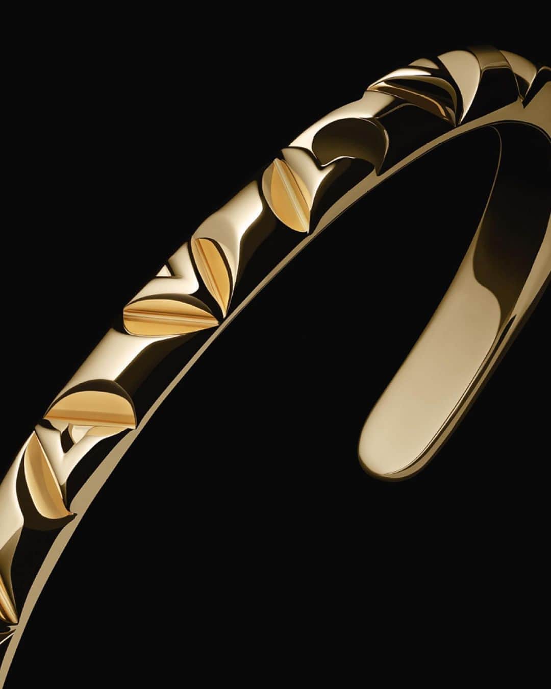 ルイ・ヴィトンさんのインスタグラム写真 - (ルイ・ヴィトンInstagram)「Pulsing tempo. Through the most abstracted form of the L and V initials, #LVVolt finds energy, establishes a rhythm, and expresses its beat. Explore #LouisVuitton’s new Fine Jewelry Collection via link in bio.」8月17日 3時29分 - louisvuitton