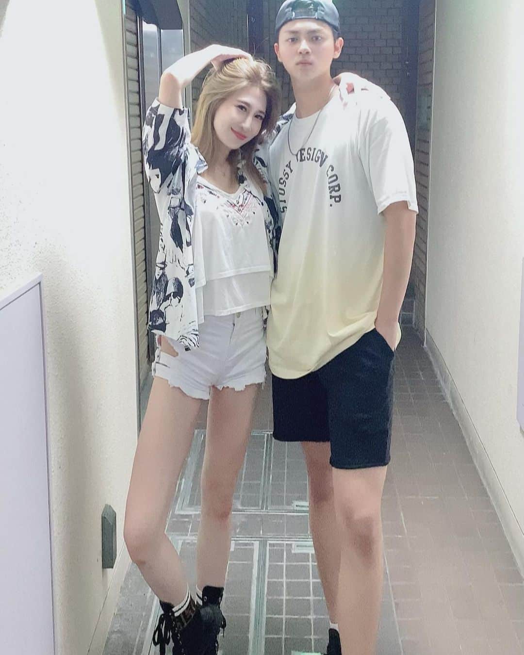 赤崎ティナ（西浦舞由美）のインスタグラム：「#オフショット この時期モデルのお仕事、正直しんどいです。 けれど、どの職種も同じと思ってます。 年末のファッションショーで会えることをファンの皆様、祈ってます。 #身長差　20センチ #ファッションモデル #バラエティタレント #164センチ #184センチ #私服 #提供品　赤崎は。 #脱水気をつけて 必ずライブでも会いましょう。 ソーシャルディスタンスで やっちゃおうか本当に悩んでます。 入れるの５名とかだよ。 でもその会える5名様のファンも貴重だよね。 #無観客　は、頭になかった。 みんなに会いたいから。 みんなフォローよろしくお願いします。 @jiro1102_official  #モデル友達  基本タグづけは同業者になります。」