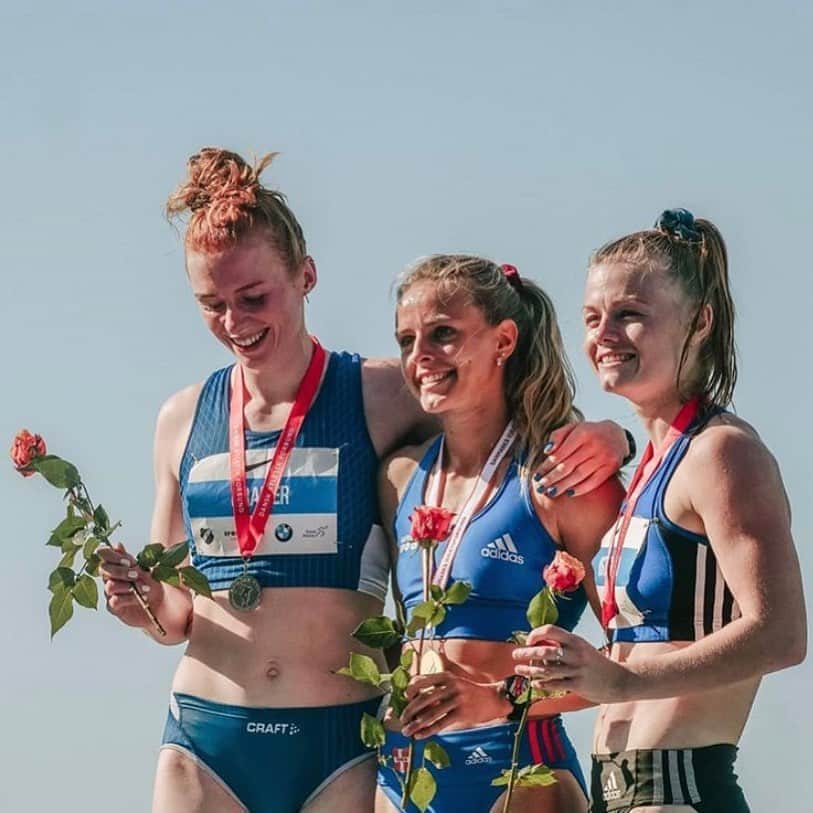 マチルドU・クラマーのインスタグラム：「It’s a wrap 🙌🏻   🥈på dagens 200m! Jeg havde ikke meget tilbage i tanken i dag, men en fornøjelse at løbe med de her to seje PR piger @mette_graversgaard og @louise_ostergard 🤩  #nationals #200m  📸 @christianjorn_ / @atletikdk」