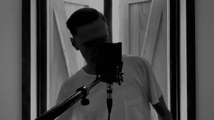 ブライアン・アダムスのインスタグラム：「The Way Of The World. This song was originally an obscure bonus track from the album “11”. Here it is with my live 2020 vocal recorded to the TV track on my iPhone. (Sorry it cuts off for the best line: “...we can change it!”)   I don't wanna be no soldier - I don't wanna shoot no gun I don't wanna drop no bomb - I don't wanna hurt no one I don't wanna fight no battles - I don't wanna settle no score I don't even understand - what we're fightin' for No it ain't my war  That's the way of the world - that's what they tell me That's the way of the world - they can't sell me That's the way of the world - I can't explain it That's the way of the world - but we can change it. #bryanadams11 #bryanadamsthewayoftheworld」