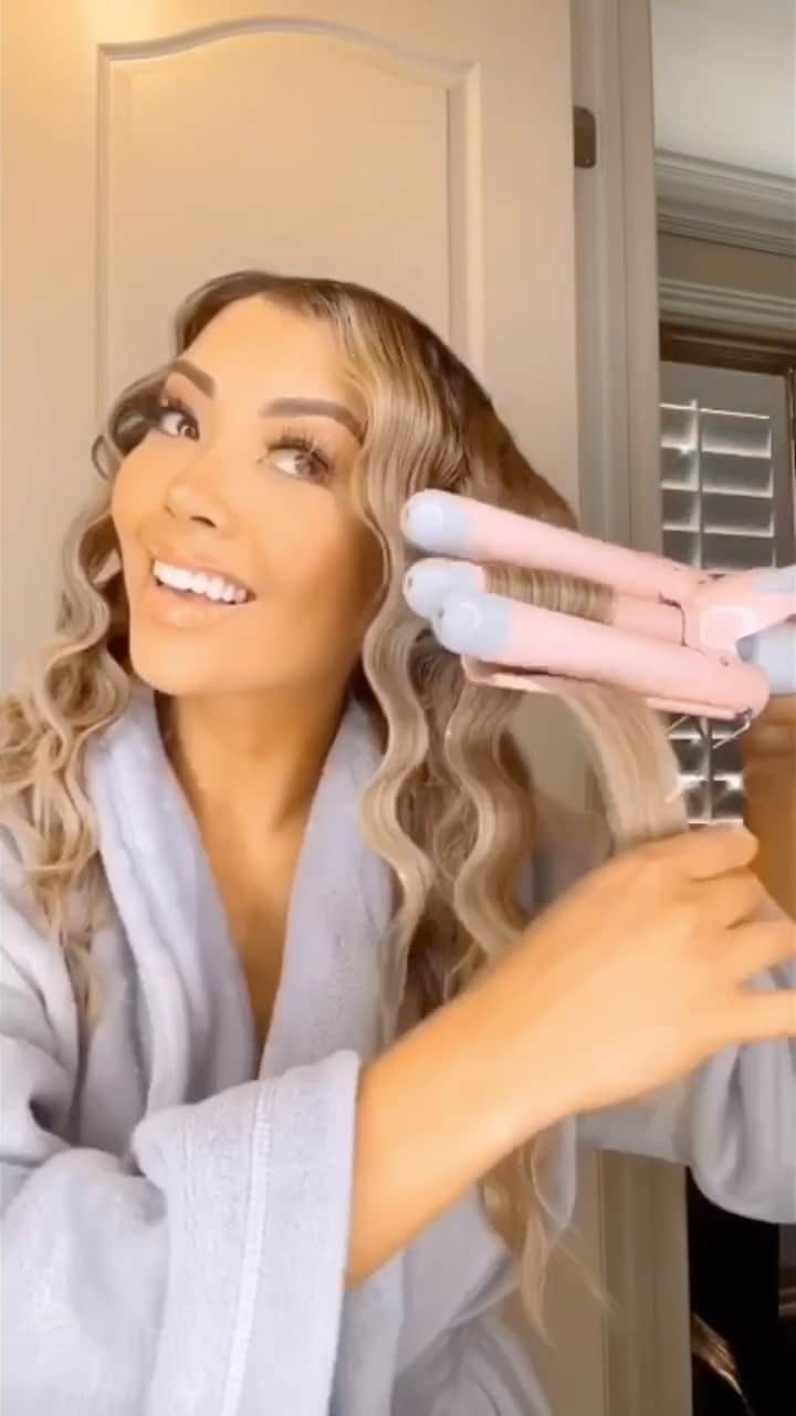 リアン Vのインスタグラム：「Using my new waver from @insertnamehere 💕 Use my discount code Liane for 20% off site wide!」