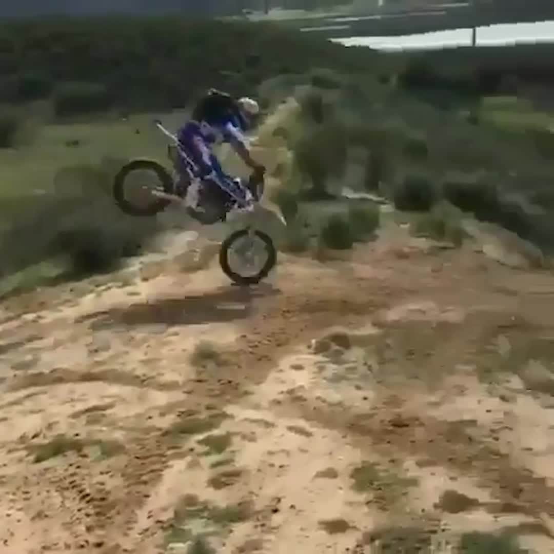 レッドブルのインスタグラム：「this @robbiemaddison stoppie is so clean   @redbullmotorsports #redbull #moto #dirtbike #freestyle #freeride」