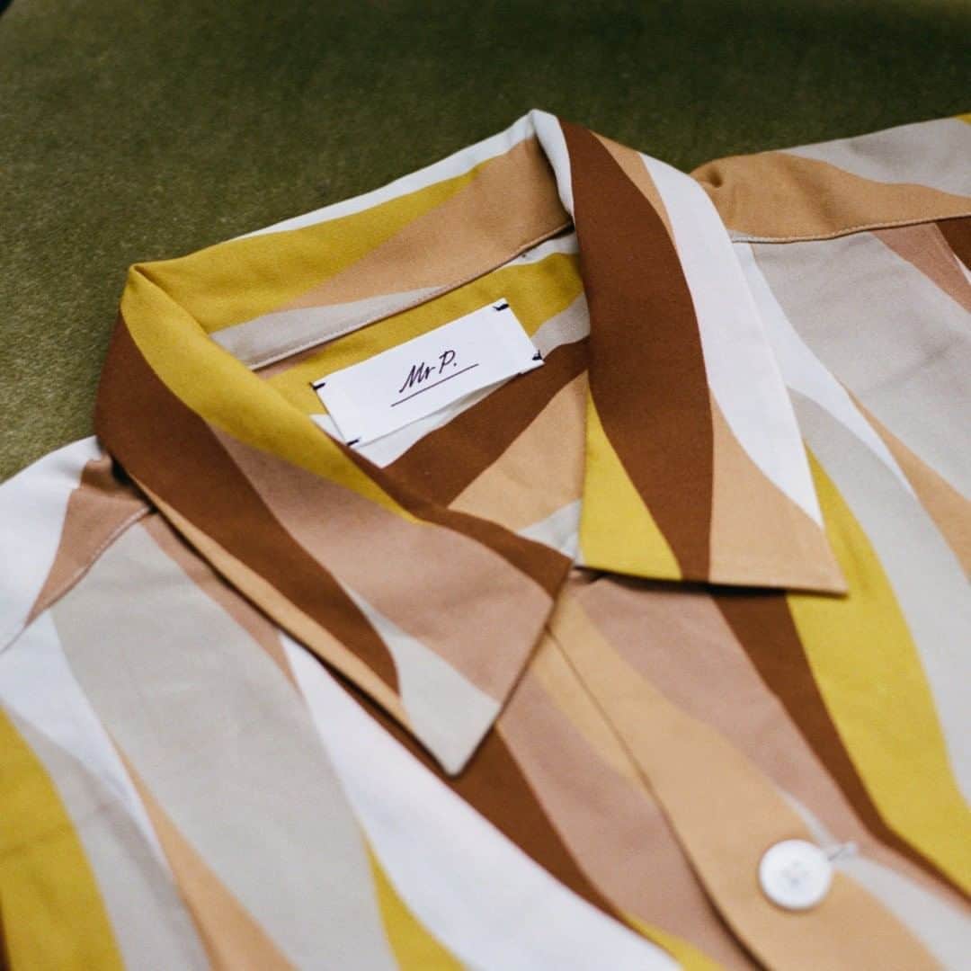 MR PORTERのインスタグラム：「Though vibrant, the palette and pattern of Mr P.'s voile shirt aren't so loud that you couldn't wear it to the office on a summer Friday. It has an airy, slightly loose fit and fastens with refined mother-of-pearl buttons. Style yours with tailored beige trousers or linen shorts. #MrPmyway」