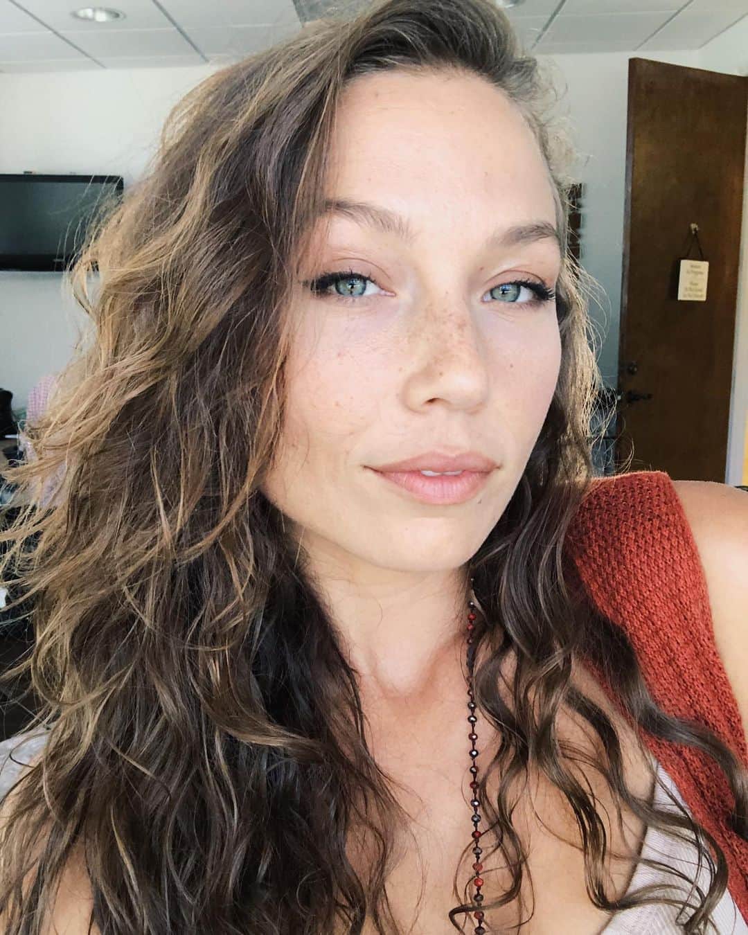 Nicole Mejiaのインスタグラム：「It’s been too long since I’ve properly shown my face in this space...  Hey. 🌻」