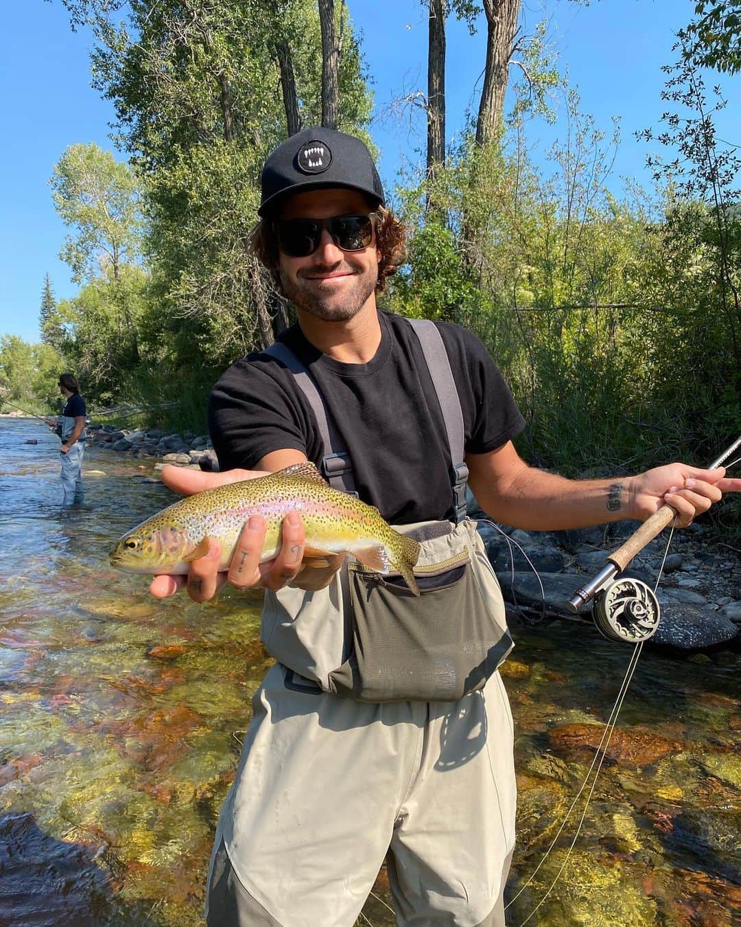 ブロディ・ジェンナーのインスタグラム：「The greatest gift you can give to another fisherman is to put a good fish back. Good times 🤙🏼#flyfishing #catchandrelease」