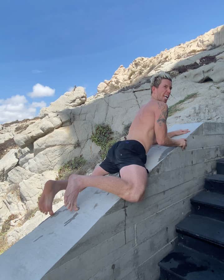 ショーン・ホワイトのインスタグラム：「Don’t feed the white haired lizards ....they will bite.」