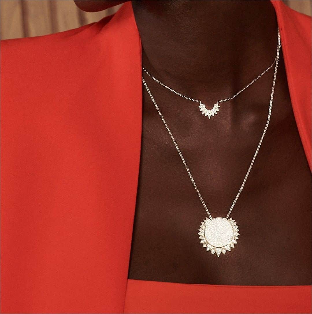 のインスタグラム：「Layer on the 𝒔𝒖𝒏𝒔𝒉𝒊𝒏𝒆 with the #PiagetSunlight necklace and pendant in radiant white gold and diamonds to align your day with the positive energy of the sun.  - #Piaget #PiagetJewellery #WhiteGoldJewellery #FineJewellery」