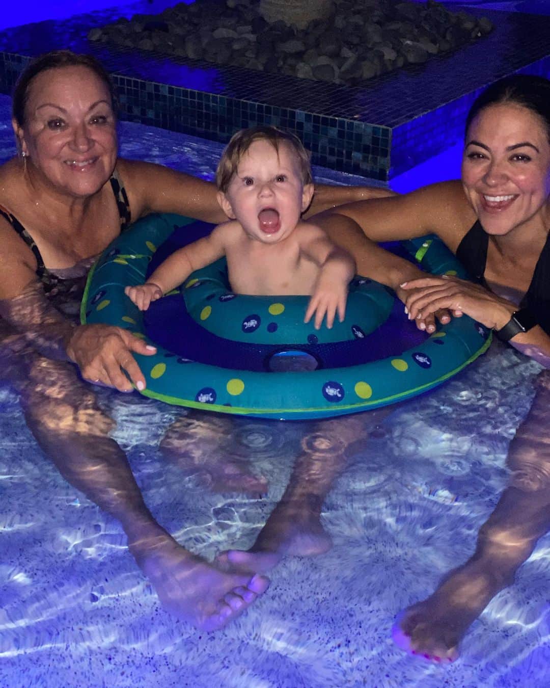 カミーユ・グアティのインスタグラム：「Living his best life at abuela y abuelos house❤️」
