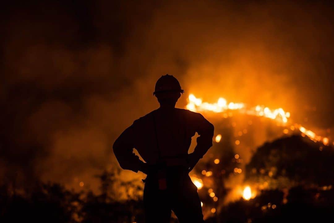 NBC Newsさんのインスタグラム写真 - (NBC NewsInstagram)「A firefighter watches the smoke and flames from the Ranch Fire in the hills in Azusa, California, on Friday.  As wildfires burn in the state amid a heat wave, a rare, fiery tornado was spotted on Saturday near the Nevada border. Tap the link in our bio to read more.  📷 @apugomes / @afpphoto」8月17日 4時03分 - nbcnews