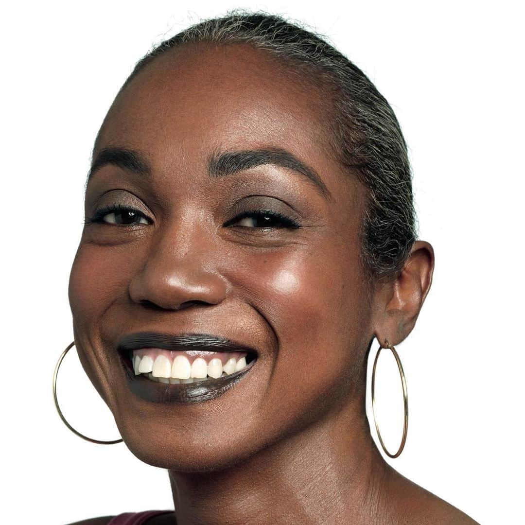 ボビー・ブラウンのインスタグラム：「Not everyone looks this good In a dark lip. But @thecrystalclearlife Uber trainer and sometime supermodel sure does. Truth be told this was a dark brown and black mixed pencil on top of a deep lip stain. She is wearing a skin tone foundation and no powder. A deep berry blush on her so pretty cheeks. Eyebrows have a brown shadow and so do her lids. Blackish liner and mascara. Think @ondreabarbe shot this one. But mostly I love her sense of humor and positive upbeat energy. By the way I model scouted her having dinner in an outdoor cafe. @raymondsrestaurant」