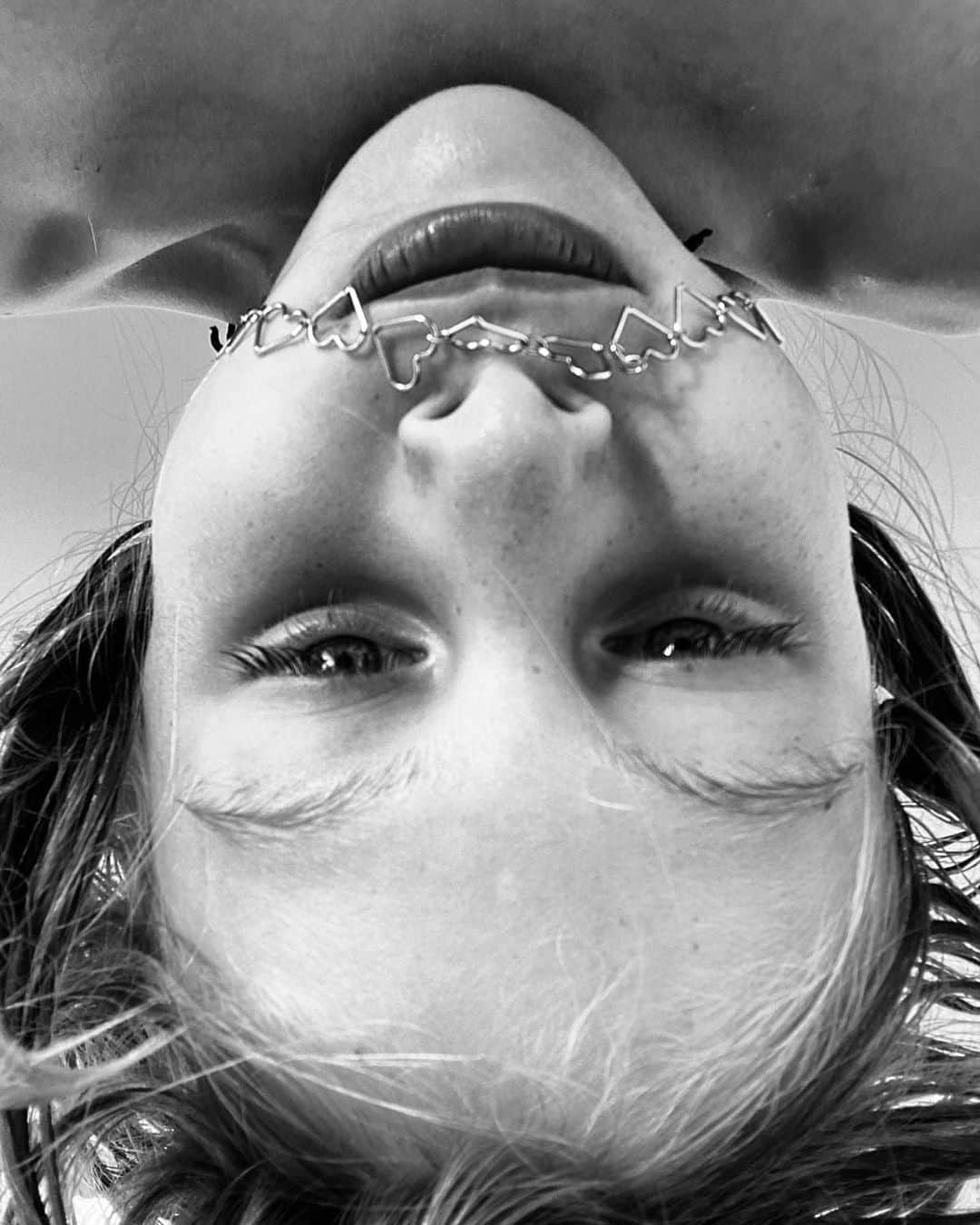 サラ・フェルバーバウムさんのインスタグラム写真 - (サラ・フェルバーバウムInstagram)「The upside down  . . . . #reflectionsofme #throughmyeyes #oliviarose #strangerthings」8月17日 4時26分 - sarahfelberbaum
