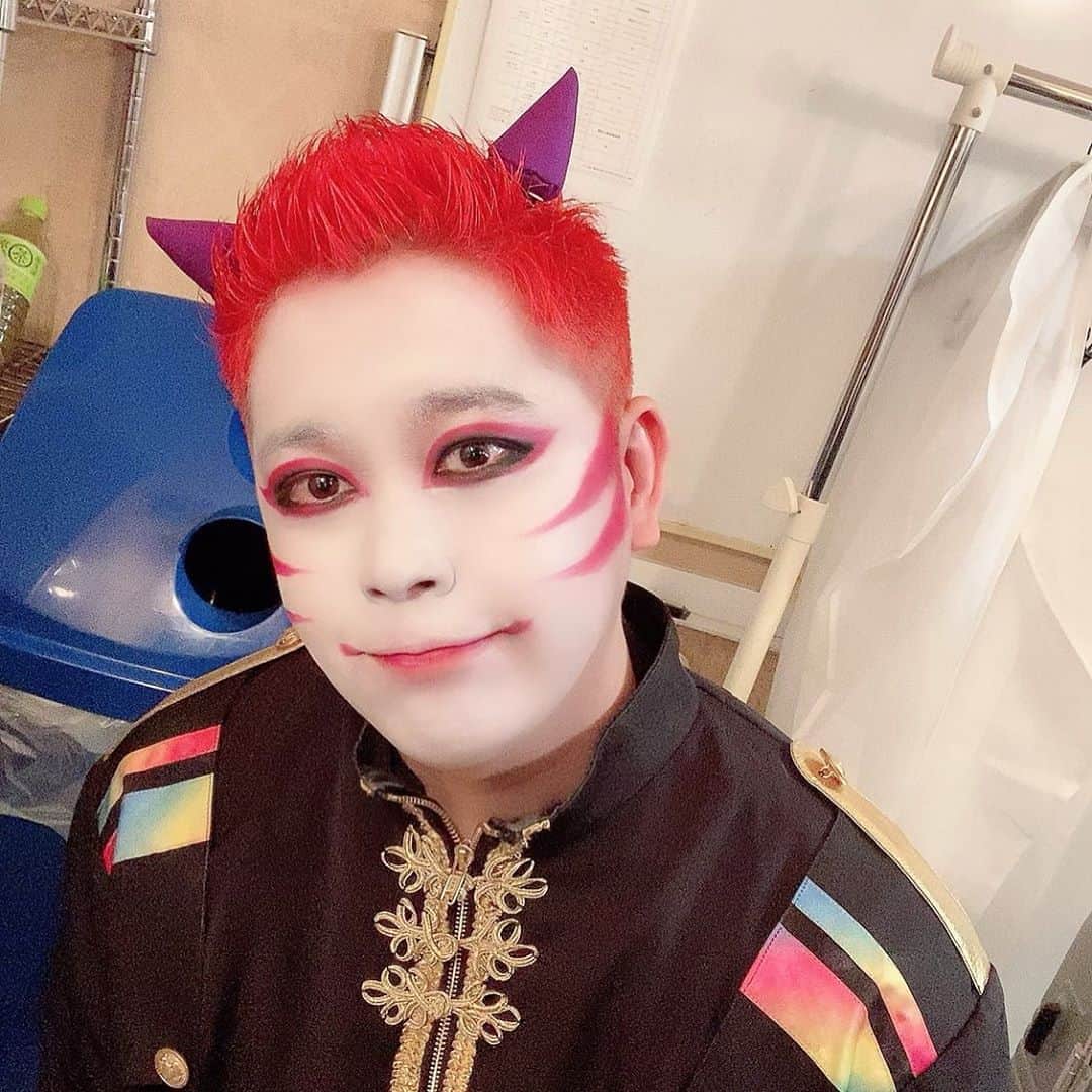 たっしーのインスタグラム：「次は何色にしよかなぁ🤔 ＊ #モノクローン #虹色担当 #たっしー #アイドル」