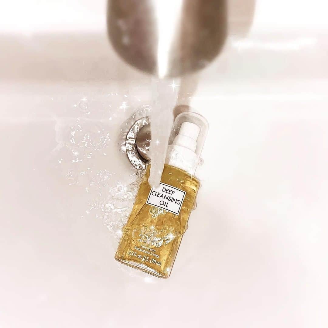 DHC Skincareさんのインスタグラム写真 - (DHC SkincareInstagram)「"I absolutely LOVE this DHC deep cleansing oil. I have seen this product recommend by so many bloggers as well as estheticians. I finally decided to try it recently and let me tell you, it is more than worth the hype. I apply 2-3 pumps directly to my dry face and massage for about 1 minute or until all of my makeup has “melted off”. I then rise and feel like a whole new person. It not only removes all of my makeup including my waterproof mascara, but it cleanses my skin and leaves it feeling super soft and refreshed. The best part is that it’s not super oily or sticky, it just glides on and off the skin like butter." ✨⁣⁣ ⁣⁣ Tap to shop the ultimate cleansing oil on DHCcare.com⁣⁣ and save 20% 👆  ⁣⁣ 📸: @mikaylavallati⁣⁣ ⁣⁣ #DHCisJBeauty #CleansingOil #AsianSkincare #JBeauty #SundaySelfcare #HealthySkin」8月17日 4時52分 - dhcskincare