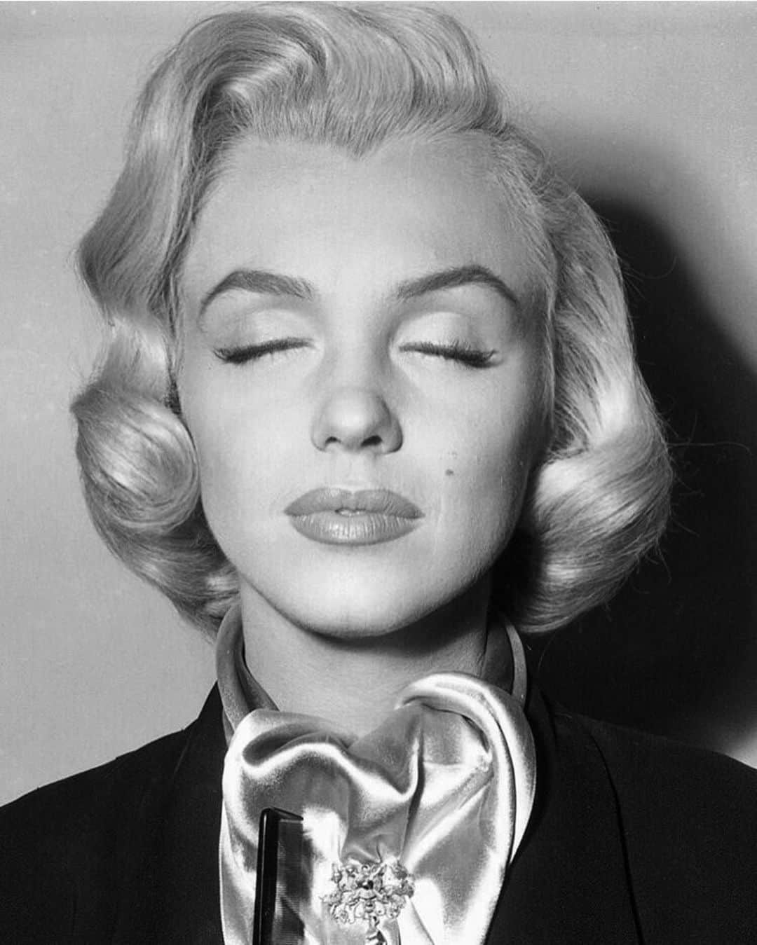 のインスタグラム：「Marilyn Monroe during the filming of “How to Marry a Millionaire” in 1953.⭐️ 4th and 5th photo are with co-star Betty Grable. They look so genuinely happy✨☺️」