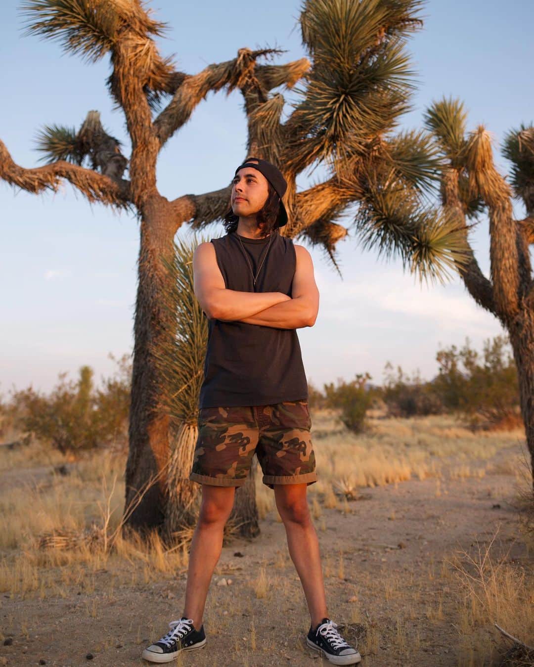 ヴィック・フエンテスのインスタグラム：「Took a drive out to Joshua Tree this weekend 🔥🌵」