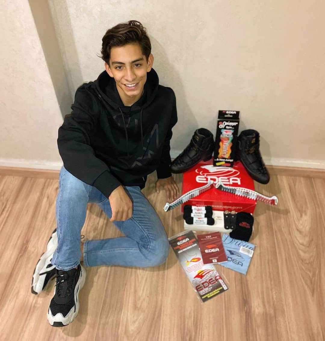 Donovan Carrillo Suazoのインスタグラム：「Estoy muy contento y agradecido de haber recibido todas estas sorpresas de mis amigos de @edeaskates  Todo listo para seguir con los entrenamientos 💪🏼  Recuerden que ya están disponibles los nuevos productos E-guards y el E-Spinner en @skateworld_mexico (Distribuidor oficial de Edea en Mexico)」