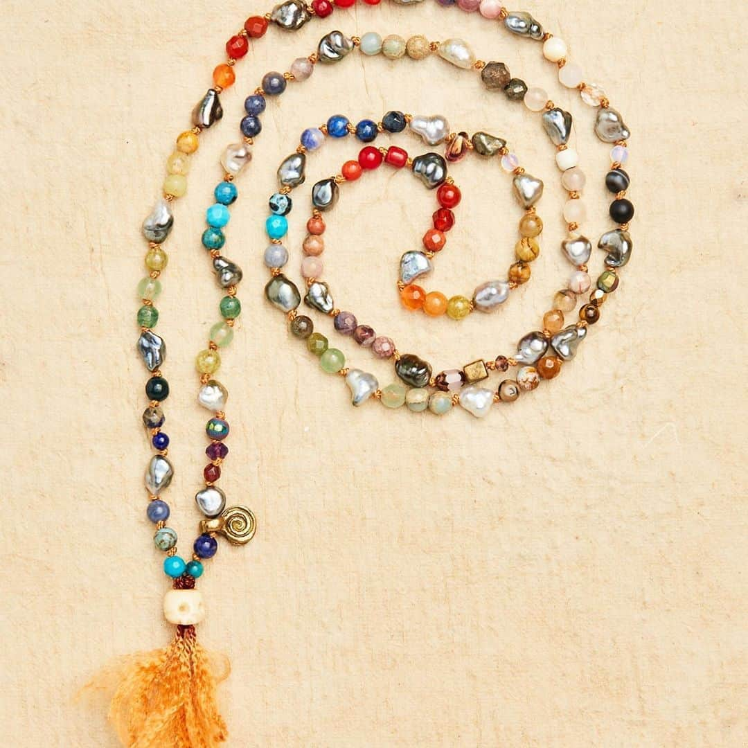 キャサリン ミッシェルさんのインスタグラム写真 - (キャサリン ミッシェルInstagram)「Le Petit Mala necklace. Precious, each is different. My new website is up and running : work in progress but already looking great #jewelryasmedecinecm #mala #pearls #precious」8月17日 5時06分 - catherinemichiels