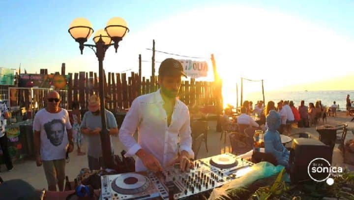 ハイメ・アルグエルスアリのインスタグラム：「Sunset @kumharasibiza was truly beautiful. Enjoyed so much playing slowly for seated people. Thank you @pareidolia_music @igormarijuan and @welcometoabracadabra for the stream! Full set on SC. 👁️👁️👁️」