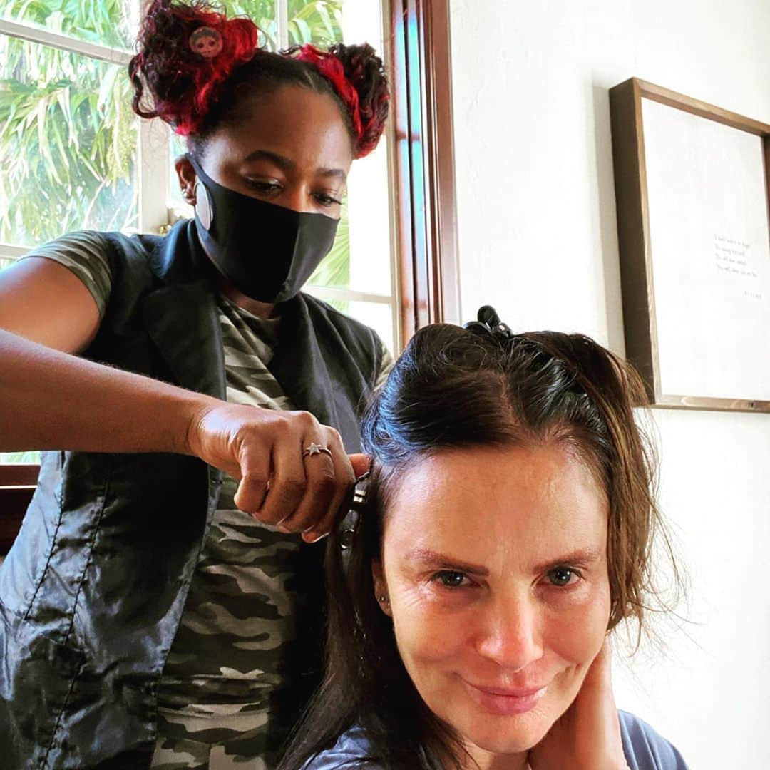 ガブリエル・アンウォーさんのインスタグラム写真 - (ガブリエル・アンウォーInstagram)「My girl Kisha @lustrousmane in the dinning room adding some glamour to my locks! #filmshoot #dreamweaver @shareefmalnik」8月17日 5時24分 - gabrielleanwar