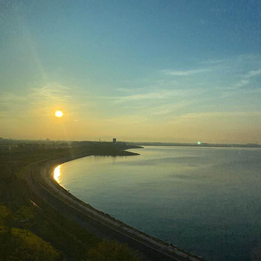 小泉里子さんのインスタグラム写真 - (小泉里子Instagram)「あさ〜♫ 久しぶりに朝焼けを見た。 海も穏やかで、静寂の中の力強さって感じ。よし！もう一回寝よ。w #sunrise」8月17日 5時53分 - satokokoizum1