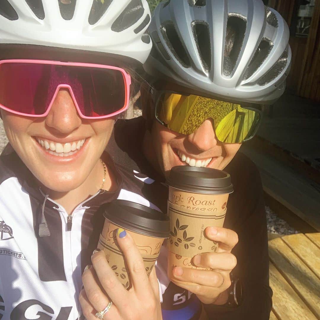 のインスタグラム：「It was the perfect week. Bike rides, excursions on the paddle board, puppy swim lessons, but MOST importantly, family time. There are no words to describe how important family time has always been to me and WILL always be to me. Now, it means more than ever. My cup is full, my heart is happy, and I’m overwhelmed with gratitude. I’m sending all this happiness and gratitude to every one of you as we start this new week. Let’s make it a great one💕」